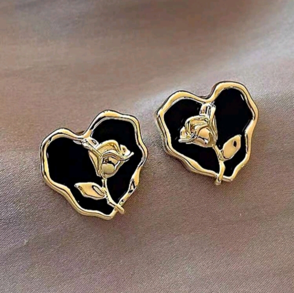 Jewelry - New Elegant Black and Gold Heart Earrings
